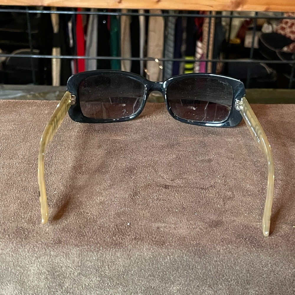 Authenticated Burberry Sunglasses - image 5